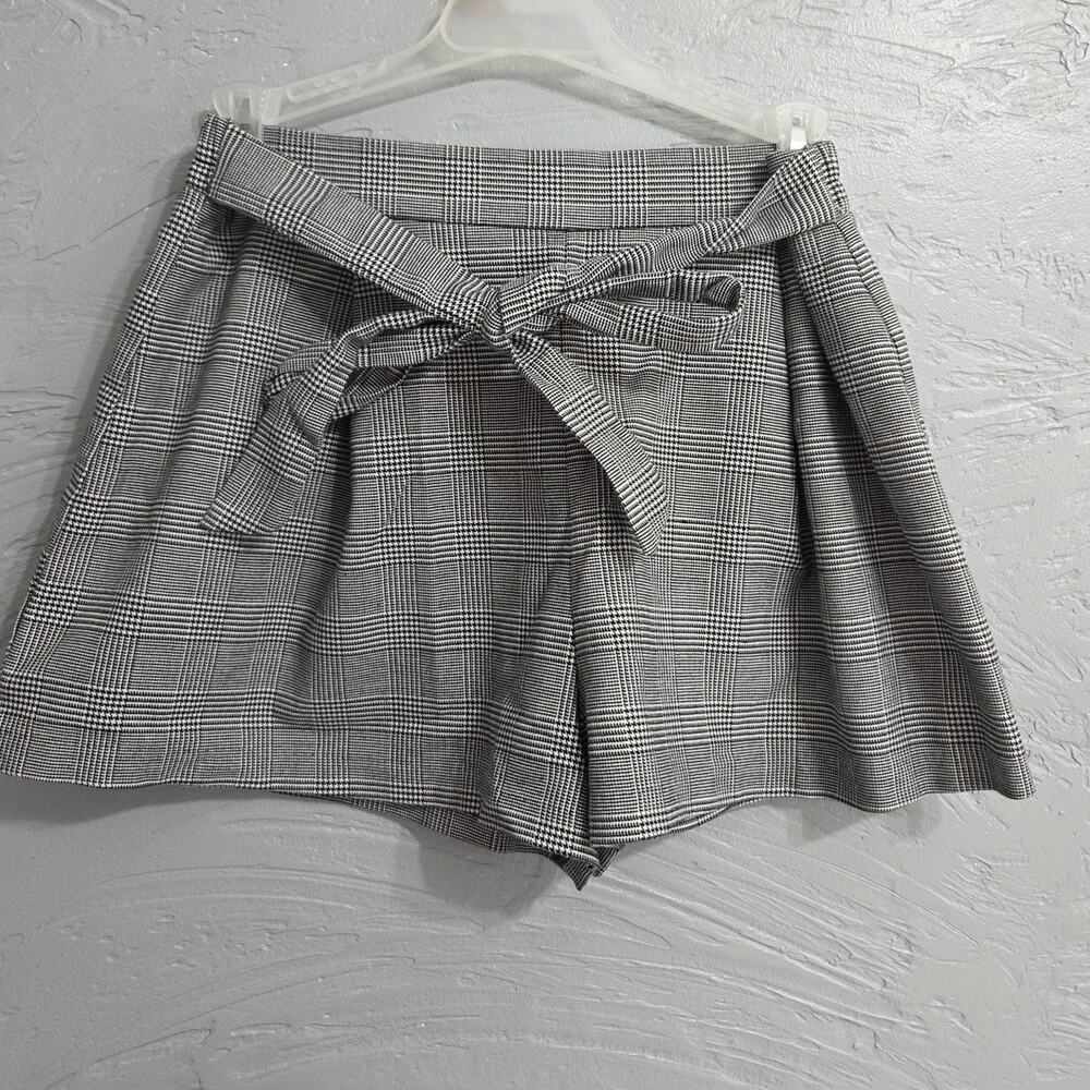 FOREVER 21 Woman's Black and Grey Shorts with Belt size M